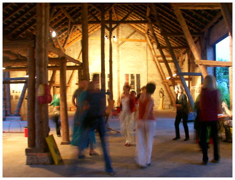 Tanz in der Kunstscheune Pritzen. Foto: Lena Schmidt, 2004